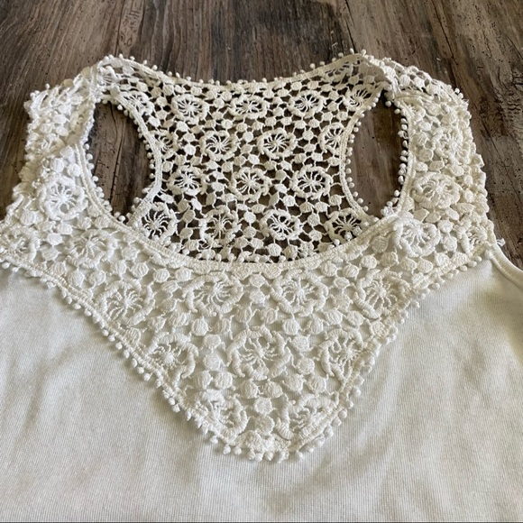 White top with details - Picture 2 of 7